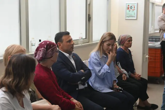 CHP İstanbul İl Başkanı Özgür Çelik ve Murat Çalık'ın eşi Zehra Çalık (soldan beşinci)