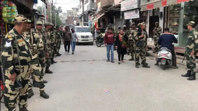 ਬਟਾਲਾ ਵਿੱਚ ਪੁਲਿਸ ਮੁਲਾਜ਼ਮਾਂ ਵੱਲੋਂ ਫਲੈਗ ਮਾਰਚ ਕੀਤਾ ਗਿਆ