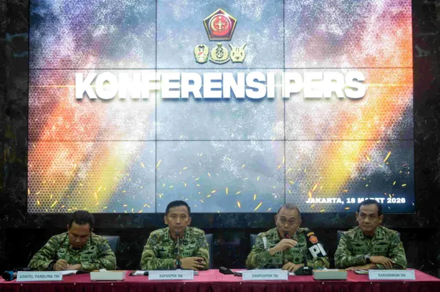 Komandan Pusat Polisi Militer TNI Mayjen TNI Yusri Nuryanto (kedua kanan) didampingi Kepala Pusat Penerangan TNI Mayjen Aulia Dwi Nasrullah (kedua kiri), Asisten Intelijen Panglima TNI Mayjen TNI Rio Firdianto (kiri) dan Kepala Badan Pembinaan Hukum TNI Laksamana Muda TNI Farid Ma'ruf (kanan) menyampaikan konferensi pers terkait kasus penyiraman air keras kepada Wakil Koordinator Bidang Eksternal KontraS Andrie Yunus di Mabes TNI, Cilangkap, Jakarta, Rabu (18/3/2026). Pusat Polisi Militer TNI mengamankan empat oknum anggota Detasemen Markas Badan Intelijen Strategis (Denma BAIS) TNI yang diduga terlibat dalam insiden penyiraman air keras terhadap Andrie Yunus. 
