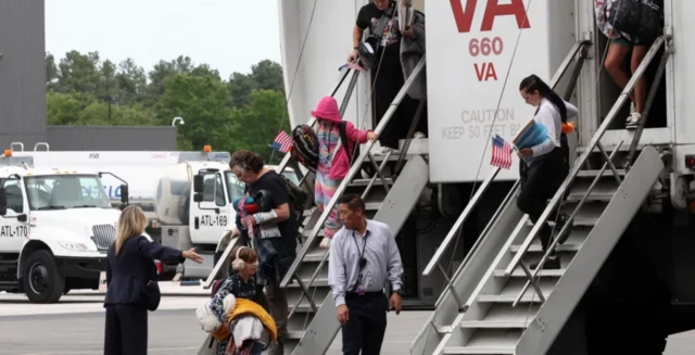 ነጭ ደቡብ አፍሪካውያኑ ዋሽንግተን ዲሲ ሲደርሱ በአሜሪካ ባለሥልጣናት ሞቅ ያለ አቀባበል ተደርጎላቸዋል።