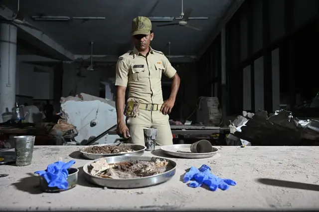 ઍર ઇન્ડિયાનું વિમાન એઆઈ 171 દુર્ઘટના તસવીરોમાં, અમદાવાદથી લંડનની ફ્લાઇટ, મેઘાણીનગર, બીજે મેડિકલ કોલેજ વિદ્યાર્થીઓ, બીબીસી ગુજરાતી,