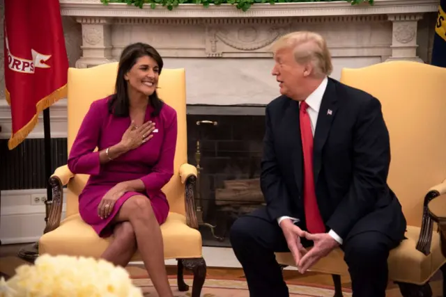 Bà Haley hầu như không có cơ hội thắng ông Trump ở vòng sơ bộ của Đảng Cộng hòa. Ảnh chụp năm 2018, thời điểm ông Trump còn làm tổng thống còn bà Haley sắp từ chức Đại sứ Mỹ tại LHQ.  