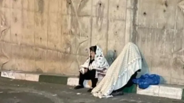 م﻿ادر و پدر حسین رونقی یکی از چهره های زندانی، در مدت هفته ها بازداشت فرزندشان شب و روز در نزدیکی زندان اوین تهران، پیگیر سرنوشت نامعلوم او بودند