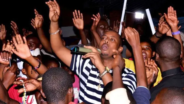 Mwimbaji wa nyimbo za Injili Kizito Mihigo (C) alikuwa mmoja wa wasanii maarufu wa Rwanda