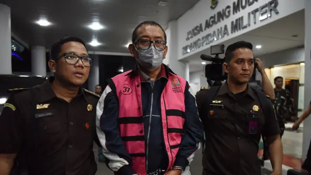 Tian Bahtiar Direktur pemberitaan Jak TV menjadi tersangka dan sedang dikawal petugas kejaksaan agung.