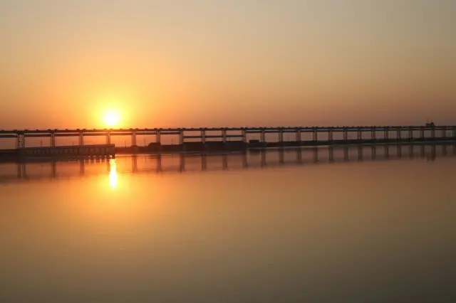 सप्तकोशीमा बिहान देखिएको सूर्योदयको तस्बिर। त्यहाँ पनि शीतलहरको समयमा बाक्लो तुवाँलो लाग्ने गर्छ