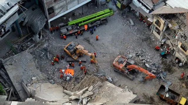 Foto udara petugas mengevakuasi jenazah korban runtuhnya bangunan mushalla di Pondok Pesantren (Ponpes) Al Khoziny di Kecamatan Buduran, Sidoarjo, Jawa Timur, Senin (6/10/2025).
