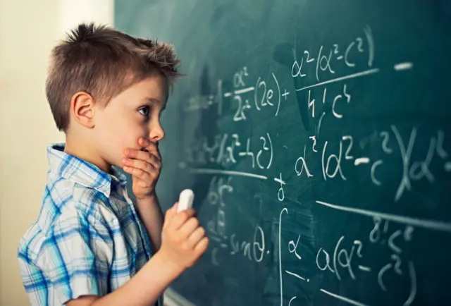 Un niño tiene dificultades con fórmulas matemáticas