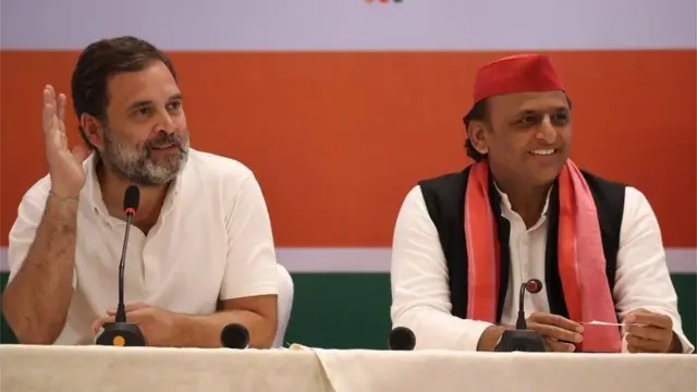 Esta imagen muestra al lÃ­der del Congreso Rahul Gandhi (izquierda) y a Akhilesh Yadav en una reuniÃ³n con la prensa en abril.