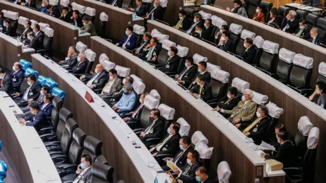 ส.ว. ยังคงทำหน้าที่รักษามรดกคณะรักษาความสงบแห่งชาติ (คสช.) และในการลงมติพิจารณาเรื่องสำคัญแต่ละครั้ง ก็ไม่มีแตกแถว เพื่อประโยชน์ของ 2ป. คือ พล.อ. ประยุทธ์ จันทร์โอชา นายกรัฐมนตรี หรือ ป.ประยุทธ์ และพล.อ. ประวิตร วงษ์สุวรรณ รองนายกรัฐมนตรี หรือ ป.ประวิตร 