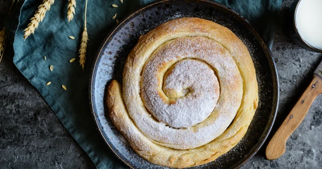 동글게 말아진 스페인 빵 