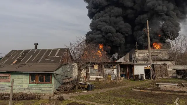 Na zdjęciu widać budynki w płomieniach po strajku na obrzeżach Odessy 11 marca 2025 r.