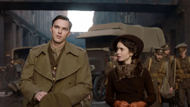 Nicholas Hoult dan Lily Collins membintangi film Tolkien pada 2019, yang mengisahkan saat JRR Tolkien bertempur pada Perang Dunia I.