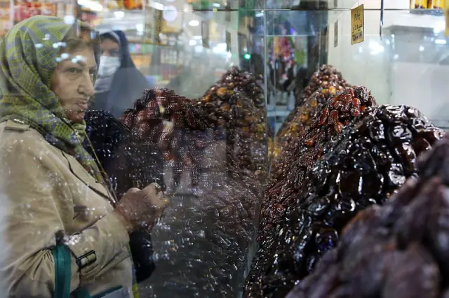 Теҳрондаги бозордаги аёл.