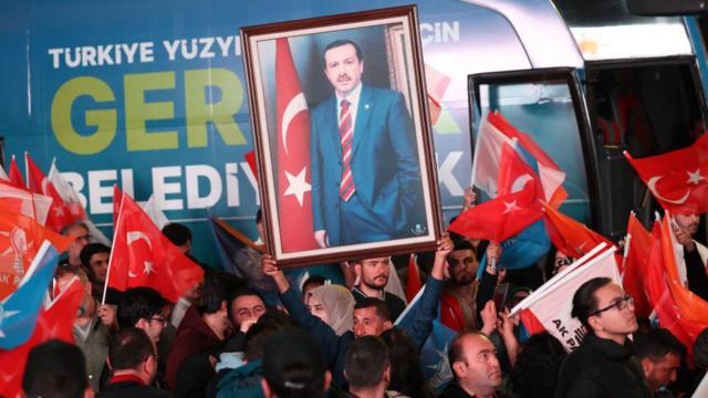 AKP destekçileri, Erdoğan'ın yerel seçimlerin ardından yaptığı konuşma sırasında ona yoğun destek gösteri