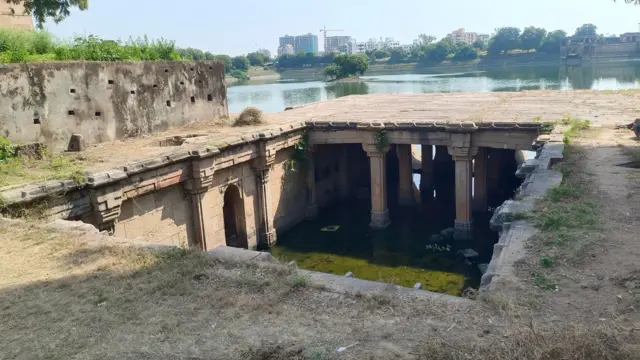 આ ગરનાળામાંથી શિંગોળા તળાવનું પાણી સરખેજ તળાવમાં આવે છે.