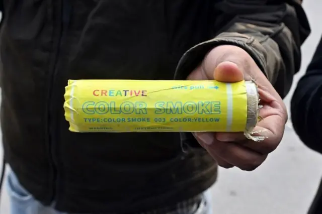 इससे छोड़ा गया था पीले रंग का धुआं