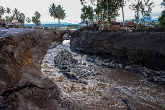 Kondisi simpang Manunggal pascabanjir lahar dingin di Kecamatan Lima Kaum, Tanah Datar, Sumatera Barat, Minggu (12/05/2024). 