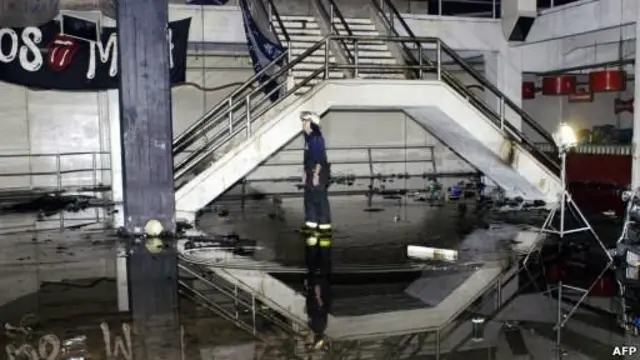 La boîte de nuit a été détruite par un incendie.