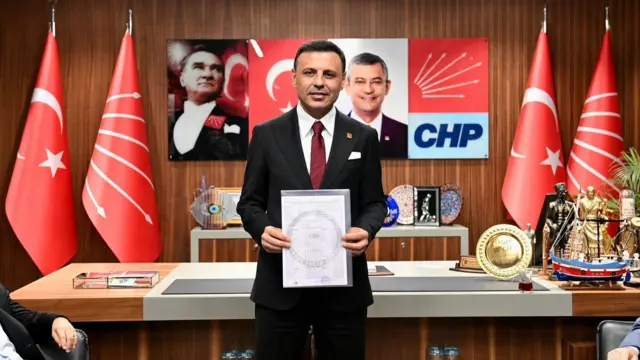 Yeniden CHP İstanbul İl Başkanı seçilen Özgür Çelik, 29 Eylül'de mazbatasını aldı