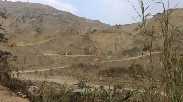 ဖားကန့်မြို့နယ်ထဲက နမ့်မှော်ကျေးရွာမှာ ဇွန် ၂၈ ရက် မနက်ပိုင်းက ပြိုကျခဲ့တဲ့ မြေစာပုံ 
