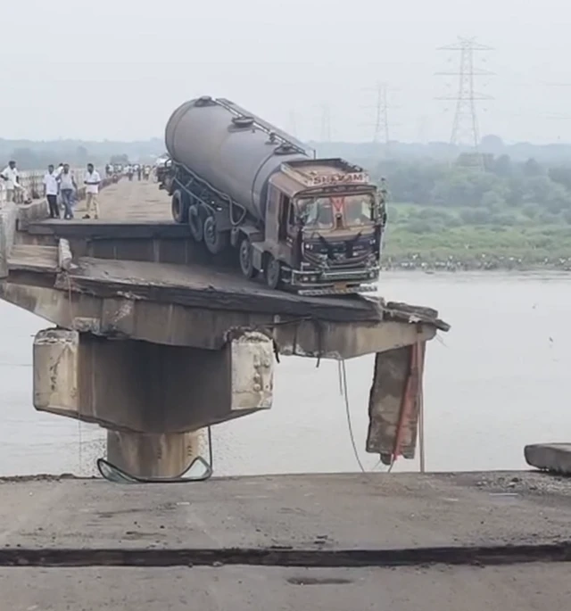 ગંભીરા બ્રિજ, આણંદ, વડોદરા, દક્ષિણ ગુજરાત, મધ્ય ગુજરાત, પુલ, બ્રિજ, તૂટી ગયો, મોત, રસ્તા,ખાડા, ગાબડા, ભુવા, ગુજરાત સરકાર, ભુપેન્દ્ર પટેલ, નરેન્દ્ર મોદી, અમિત શાહ