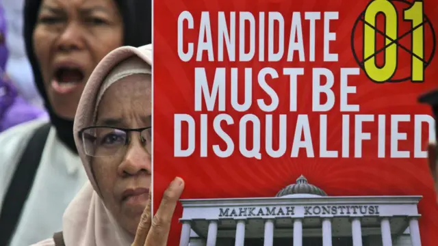 Pengunjuk rasa berdemo di luar gedung Mahkamah Konstitusi, Jakarta, (11/06/2019) saat menyidangkan sengketa pemilihan presiden 2019.