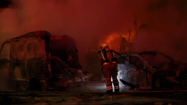 Bombeiro apaga incêndio