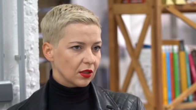 Мария Колесникова дает Би-би-си интервью 28 августа 2020 года. Она в черной куртке и черной водолазке с короткими светлыми волосами