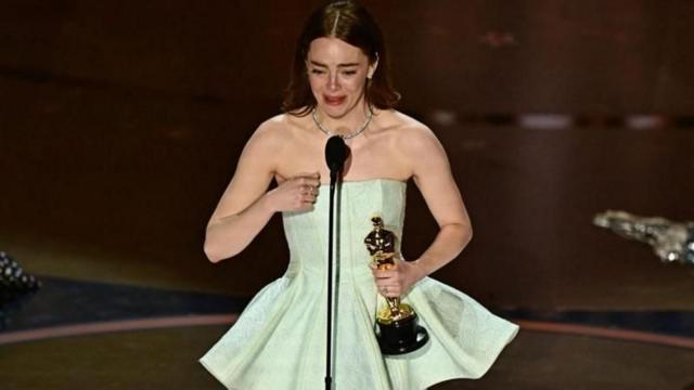 Emma Stone com a estatueta do Oscar de melhor atriz