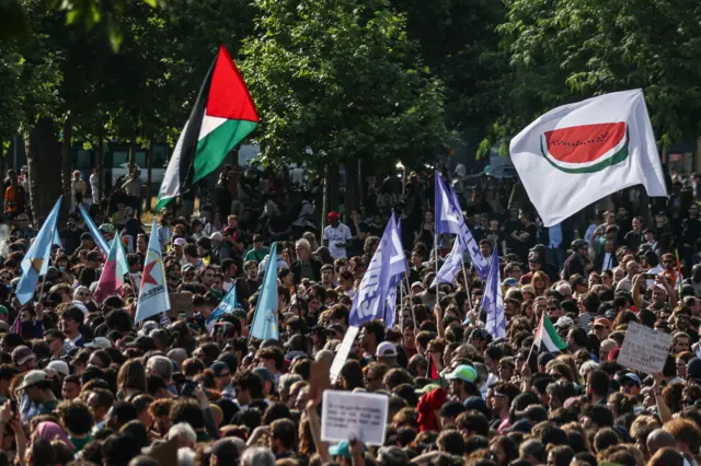 متظاهرون يرفعون الأعلام الفلسطينية خلال مسيرة تضامنية مع غزة وفلسطين في ساحة الجمهورية بباريس، فرنسا، في 9 يونيو/حزيران 2025.


