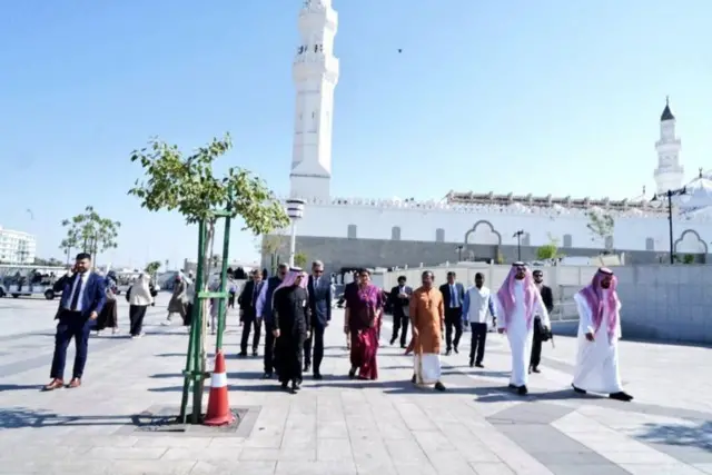 স্মৃতি ইরানি মদিনায় থাকার সময় মসজিদ এ-নববীর আশেপাশের বিভিন্ন ছবি টুইট করেছেন। 