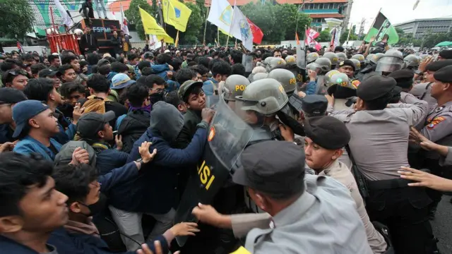 Sejumlah polisi menghadang mahasiswa yang berusaha masuk ke dalam Gedung DPRD Jawa Timur di Surabaya, Jawa Timur, Senin (17/2/2025). Polrestabes Surabaya mengerahkan sekitar 615 anggota Polri untuk mengamankan unjuk rasa ratusan mahasiswa dari berbagai perguruan tinggi dalam menyampaikan tuntutannya di antaranya terkait anggaran sektor pendidikan.