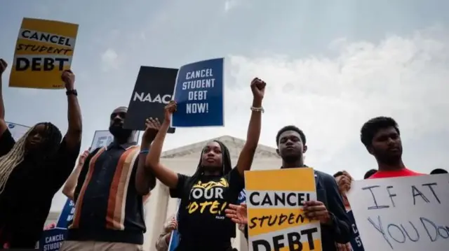 Dalibai na neman soke musu bashi