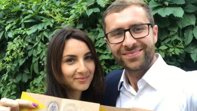 साशा ओस्त्रोविक (बाएं) और ओल्गा ओस्त्रोविक