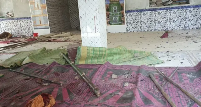 এই মসজিদের মধ্যেই হত্যাকাণ্ডের ঘটনা ঘটে