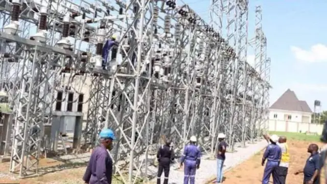 Aworan awọn oṣiṣẹ mọnamọna nibi opo agbara.