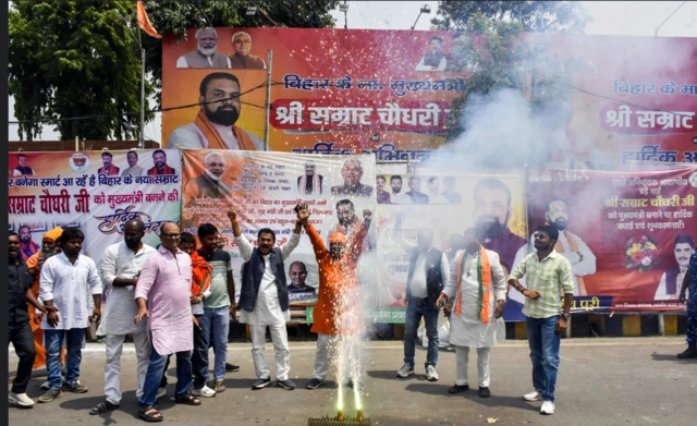 सम्राट चौधरी को बिहार का मुख्यमंत्री बनाने के एलान के बाद पटना में बीजेपी दफ़्तर के सामने जश्न मनाते पार्टी कार्यकर्ता