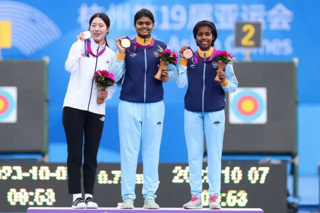 పతకంతో జ్యోతి సురేఖ