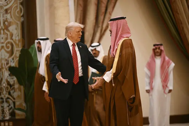 El presidente Donald Trump se encuentra con el prícipe Mohammed bin Salman durante una visita a Arabia Saudita en mayo de 2025