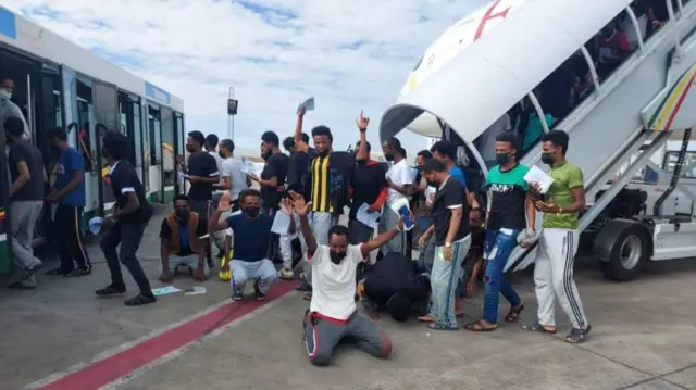 የሳዑዲ ተመላሾች ቦሌ ዓለም አቀፍ አውሮፕላን ማረፊያ ሲደርሱ