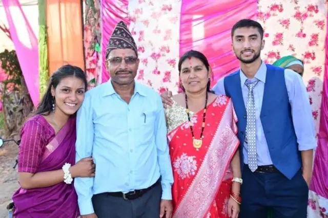 आफ्नो परिवारसँग विपिन जोशी