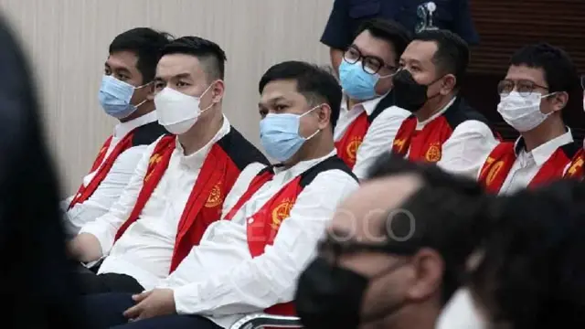 Terdakwa kasus judi online Kementerian Komunikasi dan Informasi di ruang sidang Pengadilan Negeri Jakarta Selatan, 21 Mei 2025