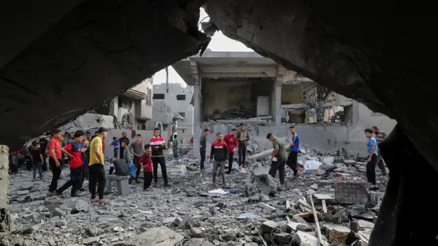 فلسطينيون يتفقدون موقع غارة إسرائيلية في جباليا شمالي قطاع غزة.