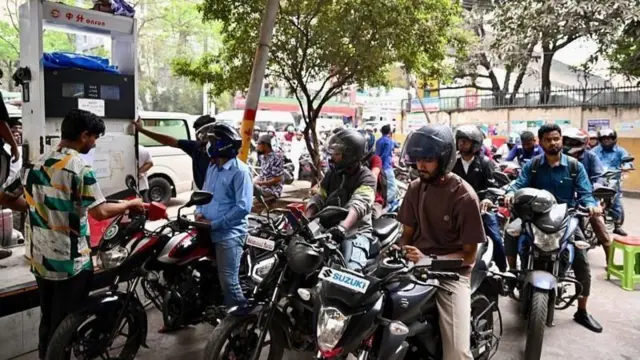 জ্বালানি তেলের জন্য মোটর সাইকেল চালকদের লাইন