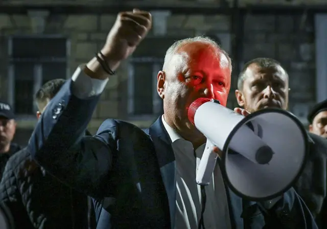 Były prezydent Mołdawii Igor Dodon i lider Partii Socjalistów, z megafonem przed Centralną Komisją Wyborczą w Kiszyniowie. 