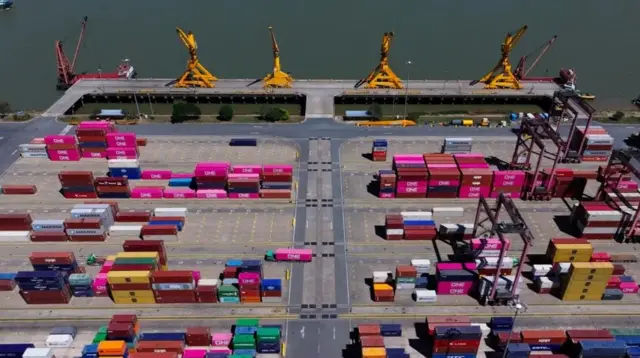 कंबोडिया चीनी कच्चे माल का बड़ा आयातक बन गया है, साथ ही ये अमेरिकी टैरिफ़ से बचने के लिए चीनी कंपनियों के लिए भी एक ठिकाना बना है