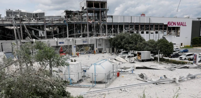 Aeon Mall yazan bir yapının kısmen yıkıldığı görülüyor. Fotoğraf ikinci kat hizasından çekilmiş ve yatay yapıda büyük hasar var.