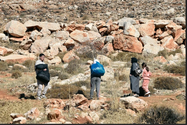 سوريون يحاولون عبور الحدود إلى لبنان عقب سقوط بشار الأسد 