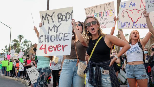 Manifestantes durante una manifestación de la Marcha de las Mujeres en Phoenix, Arizona, EE.UU., el sábado 20 de enero de 2024. 